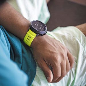 suunto-tauchcomputer-d5-black-lime-on-wrist-1